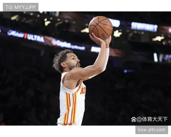 特雷·杨场下穿拖鞋逛商场，这松弛感是真不拿自己当球星啊